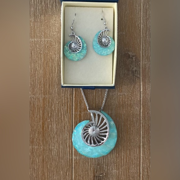 Conch shell necklace and earrings set NWT - Picture 1 of 6